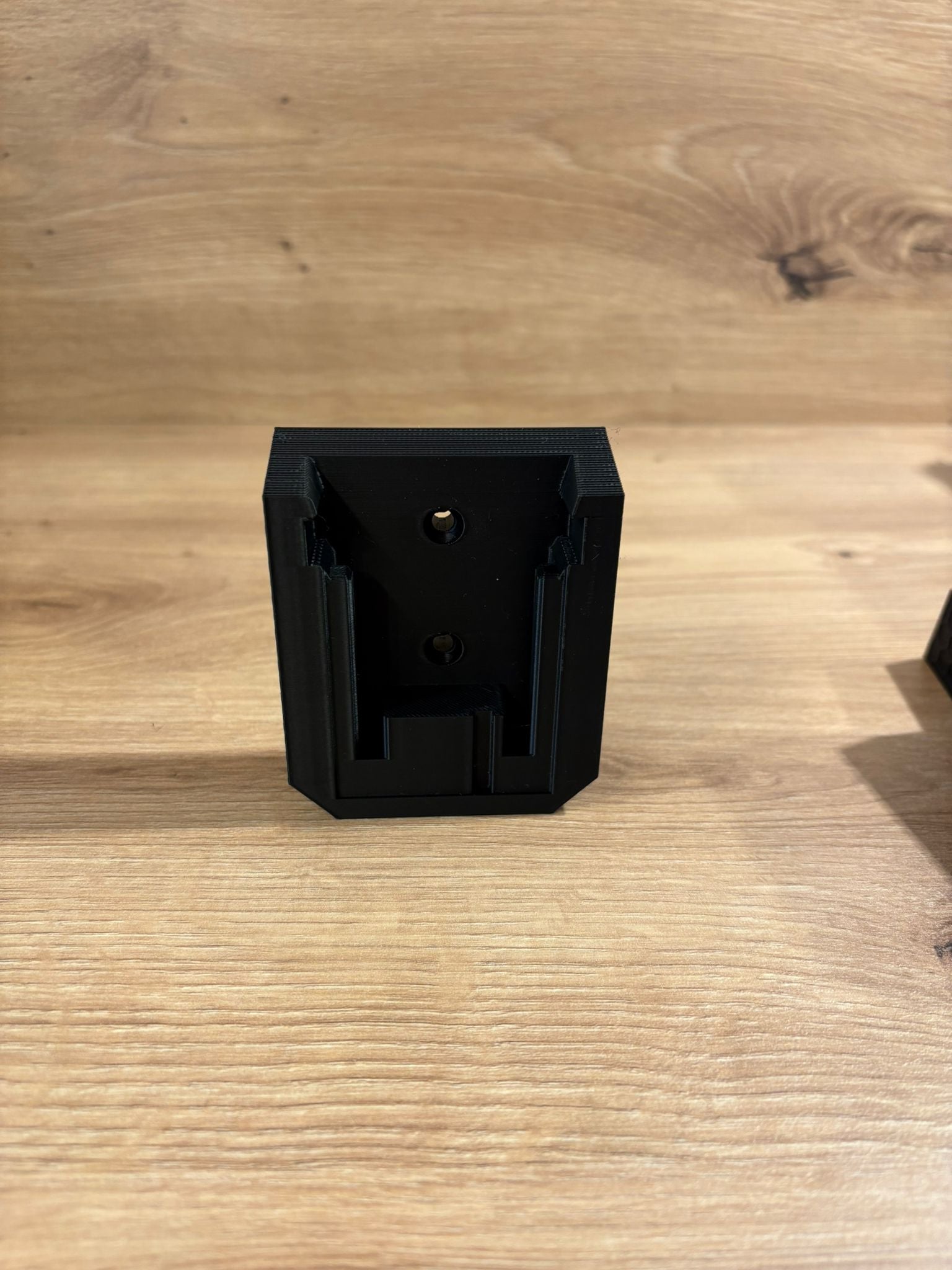 Wall-Mounted Battery Holder – Milwaukee